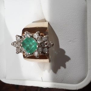 14 I yellow gold emerald and diamond ring